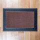 Gumis textil lábtörlő 40x60 cm – Barna színben, négyzet mintával